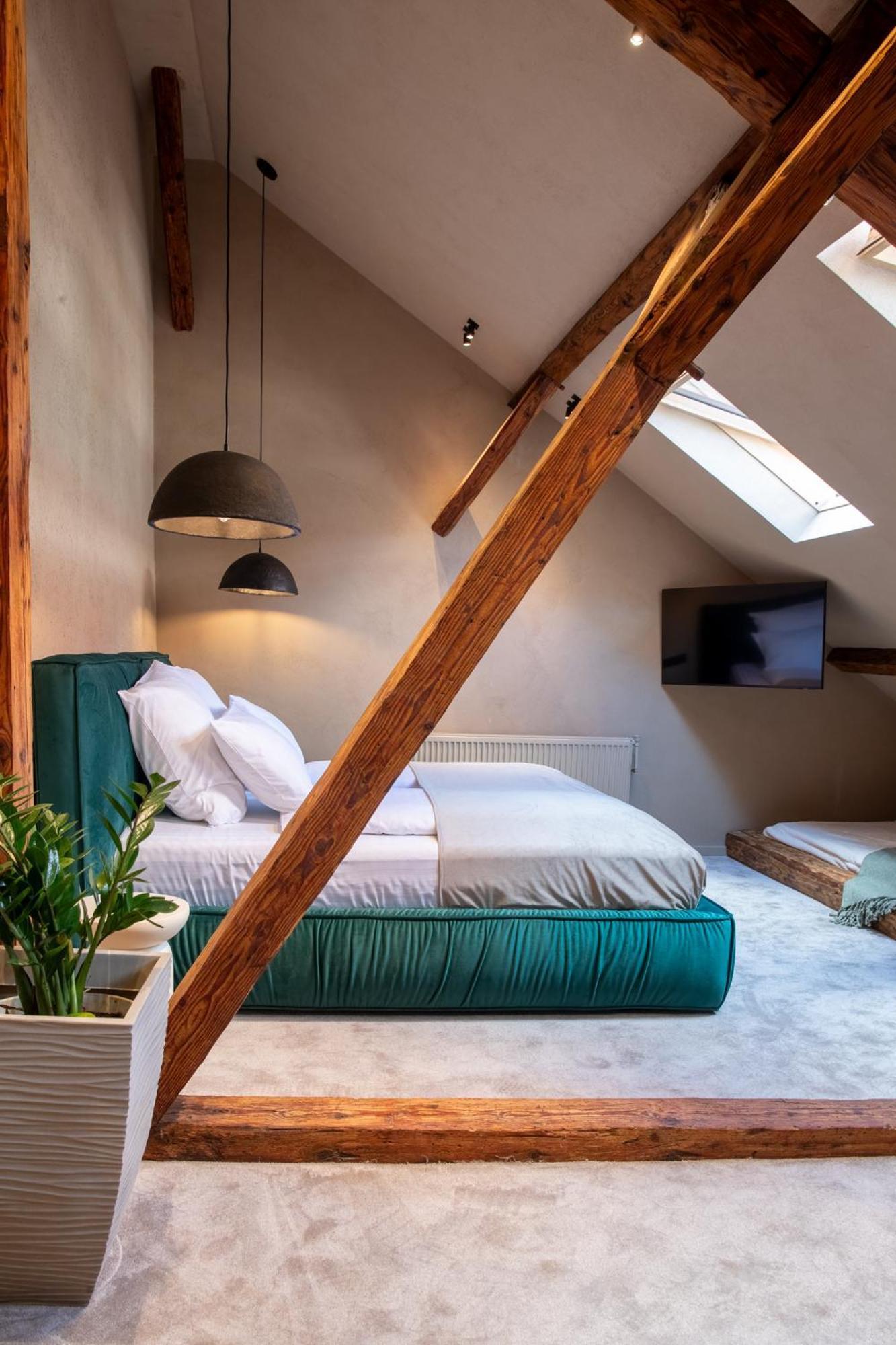 Rabbit Hole Bed & Breakfast Sibiu Exterior photo